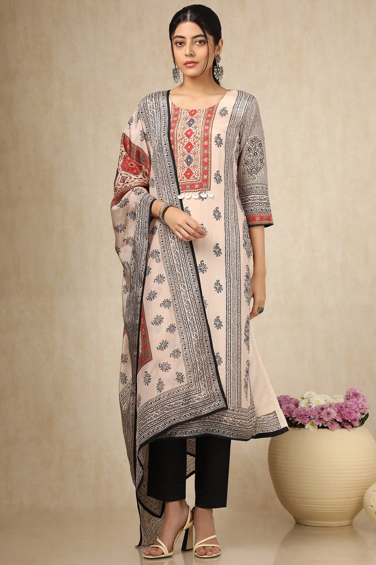Cream Muslin Ethnic Motifs Suit Set With Sequins